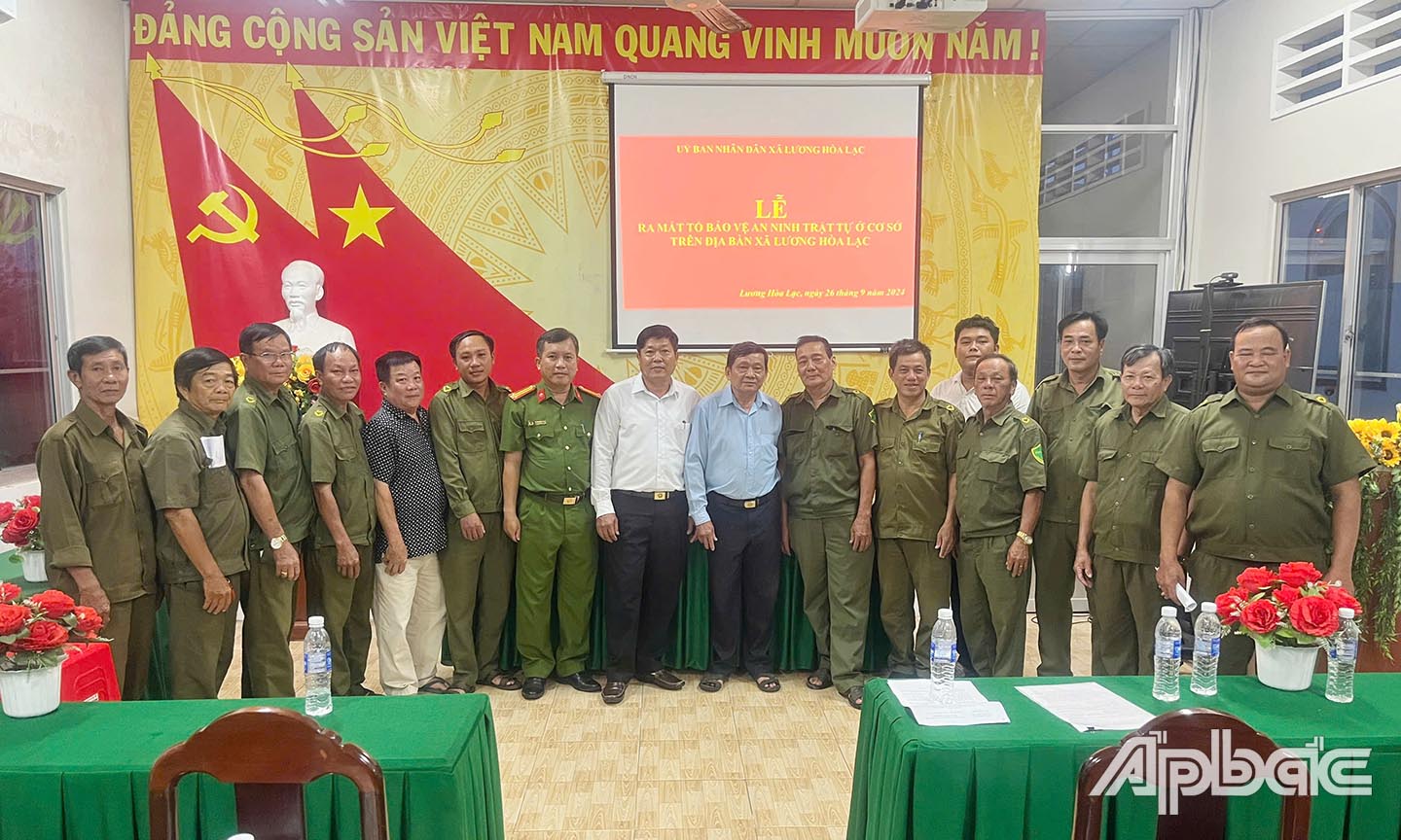 Lễ ra mắt Tổ bảo vệ ANTT xã Lương Hòa Lạc.