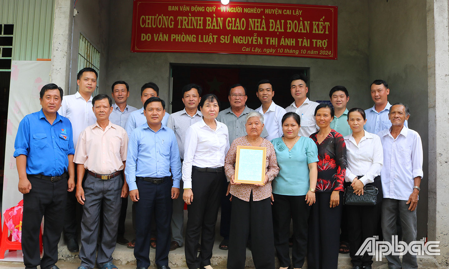  Chính quyền và đơn vị tài trợ chúc mừng gia đình có căn nhà mới