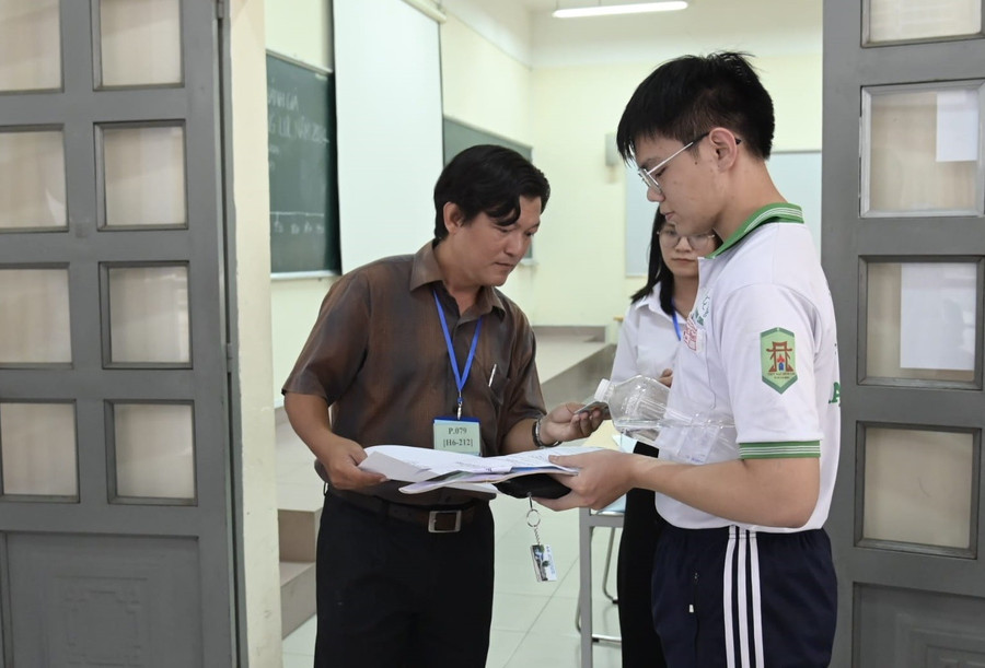 Thí sinh dự kỳ thi đánh giá năng lực do Đại học Quốc gia TPHCM tổ chức năm 2024. Ảnh: Mạnh Tùng