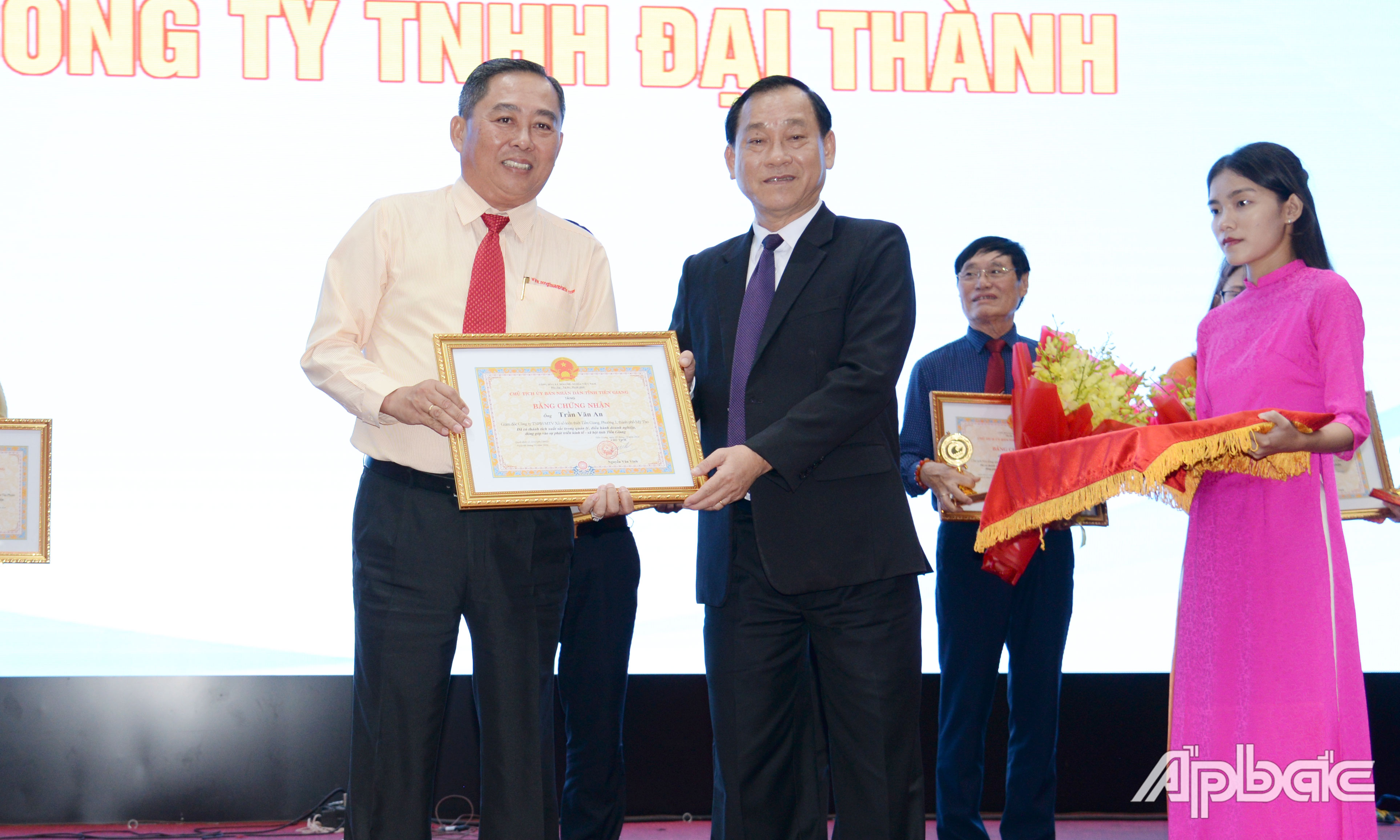 Trao Bằng chứng nhận danh hiệu “Doanh nhân tiêu biểu tỉnh Tiền Giang” cho các doanh nhân.