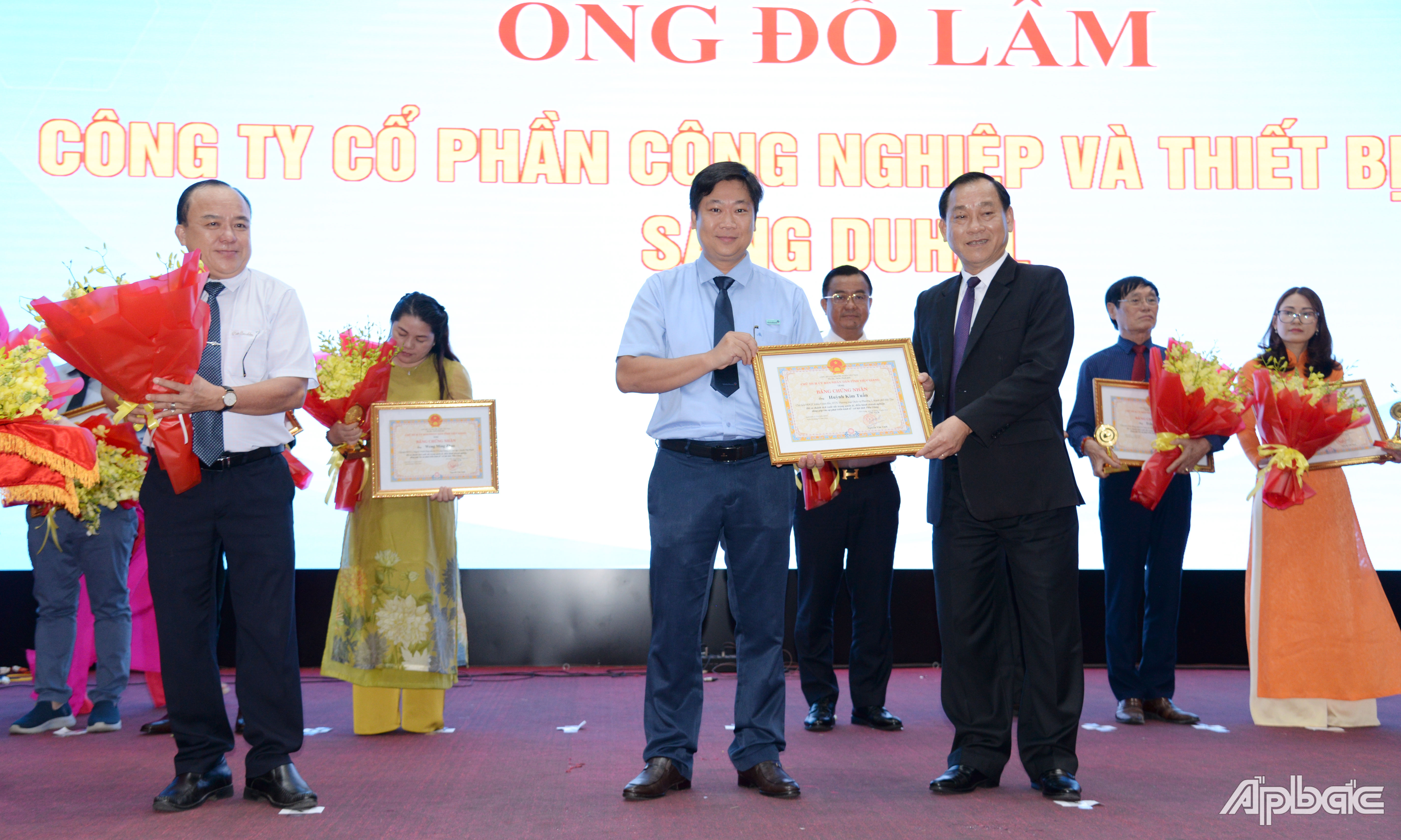 Trao Bằng chứng nhận danh hiệu “Doanh nhân tiêu biểu tỉnh Tiền Giang” cho các doanh nhân.