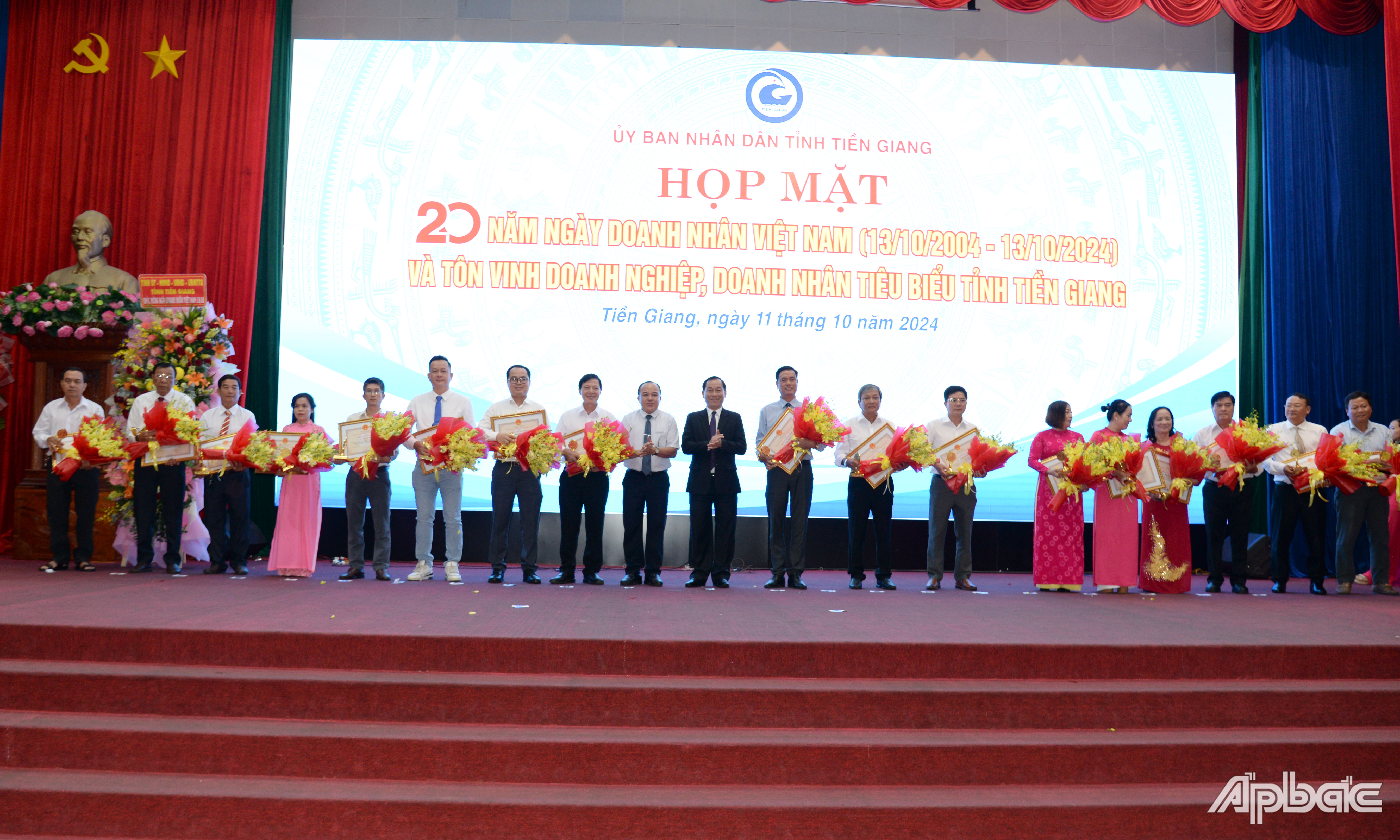 Trao Bằng chứng nhận danh hiệu “Doanh nhân tiêu biểu tỉnh Tiền Giang” cho các doanh nhân.