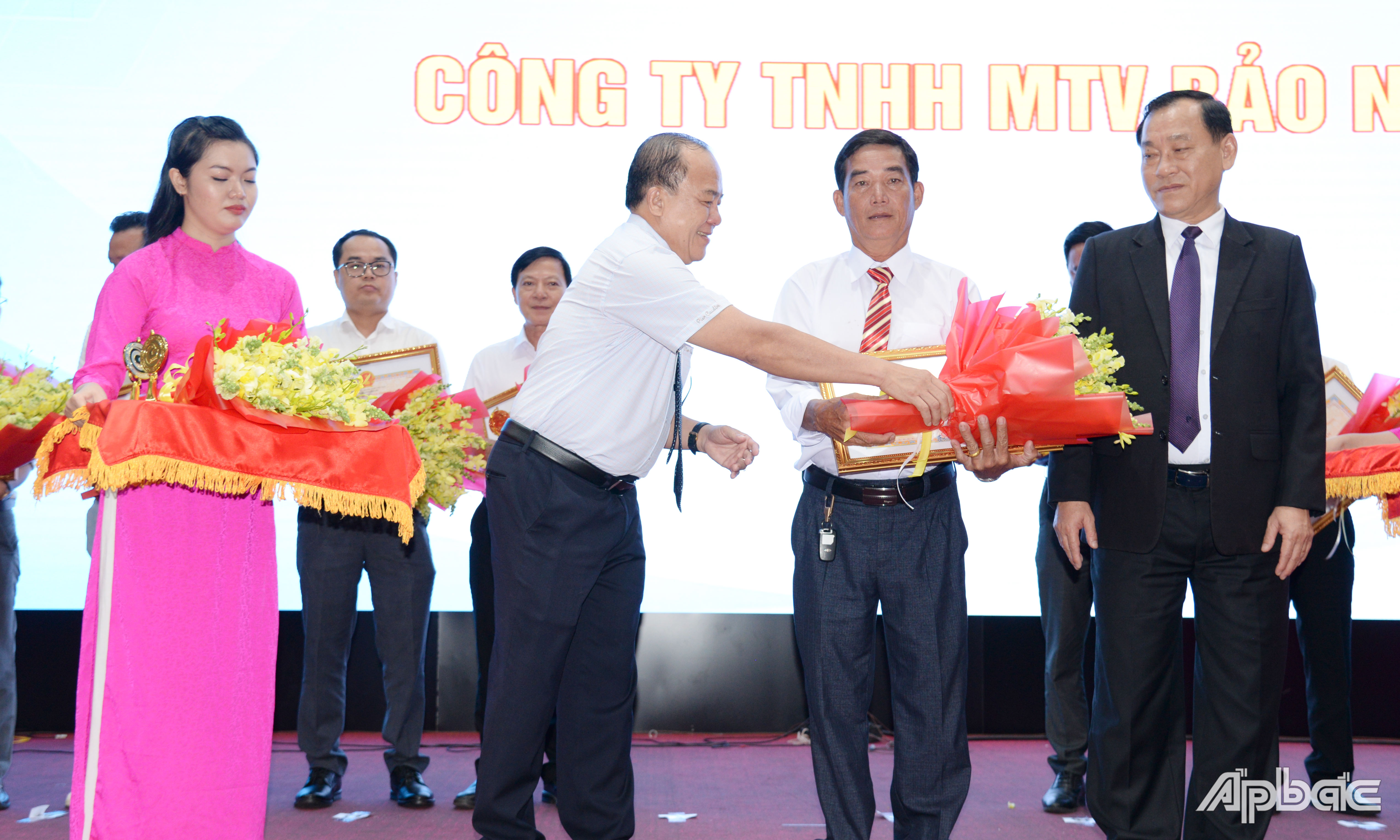 Trao Bằng chứng nhận danh hiệu “Doanh nhân tiêu biểu tỉnh Tiền Giang” cho các doanh nhân.
