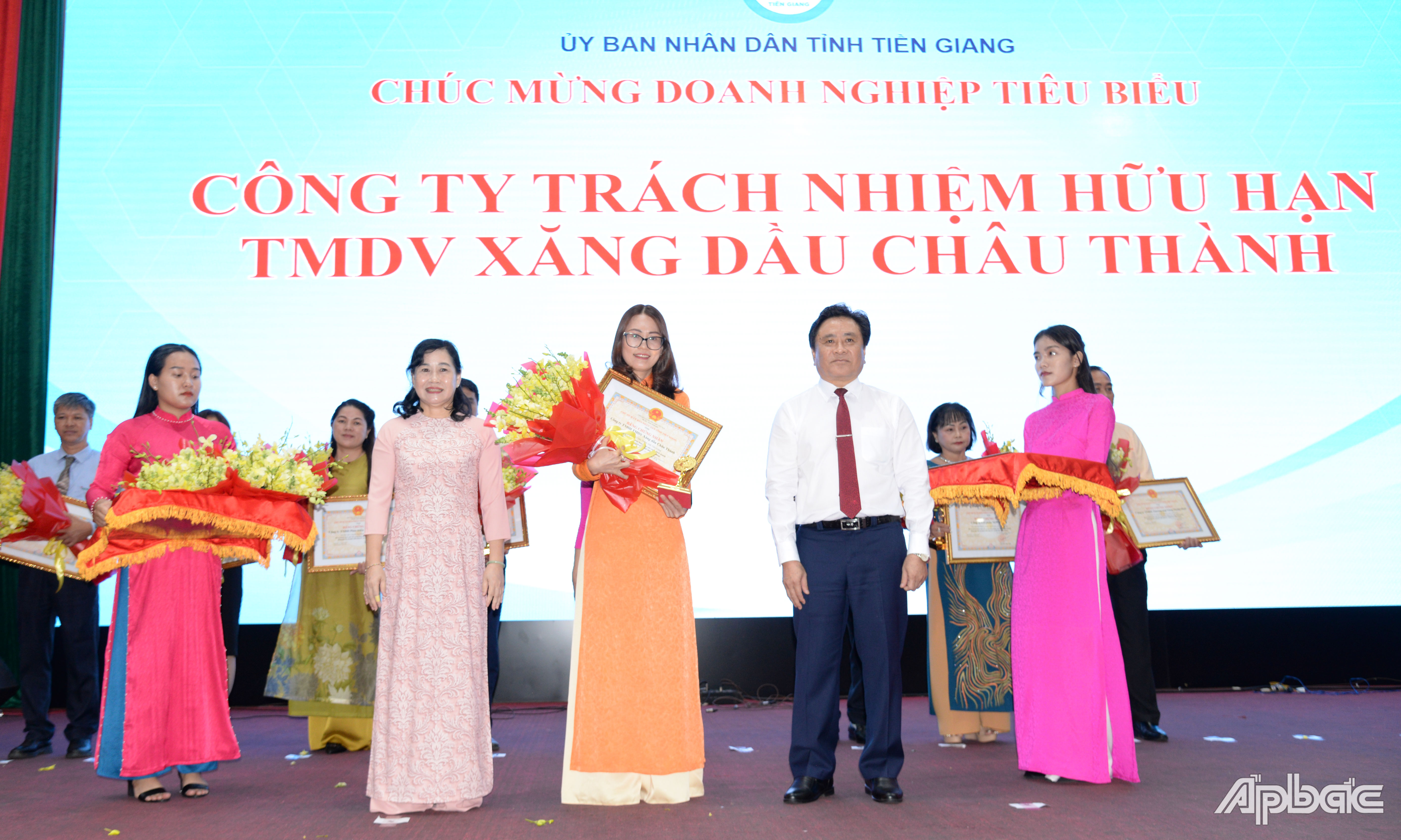 Trao Bằng chứng nhận danh hiệu “Doanh nghiệp hoạt động sản xuất, kinh doanh tiêu biểu trên địa bàn tỉnh Tiền Giang” cho các DN.
