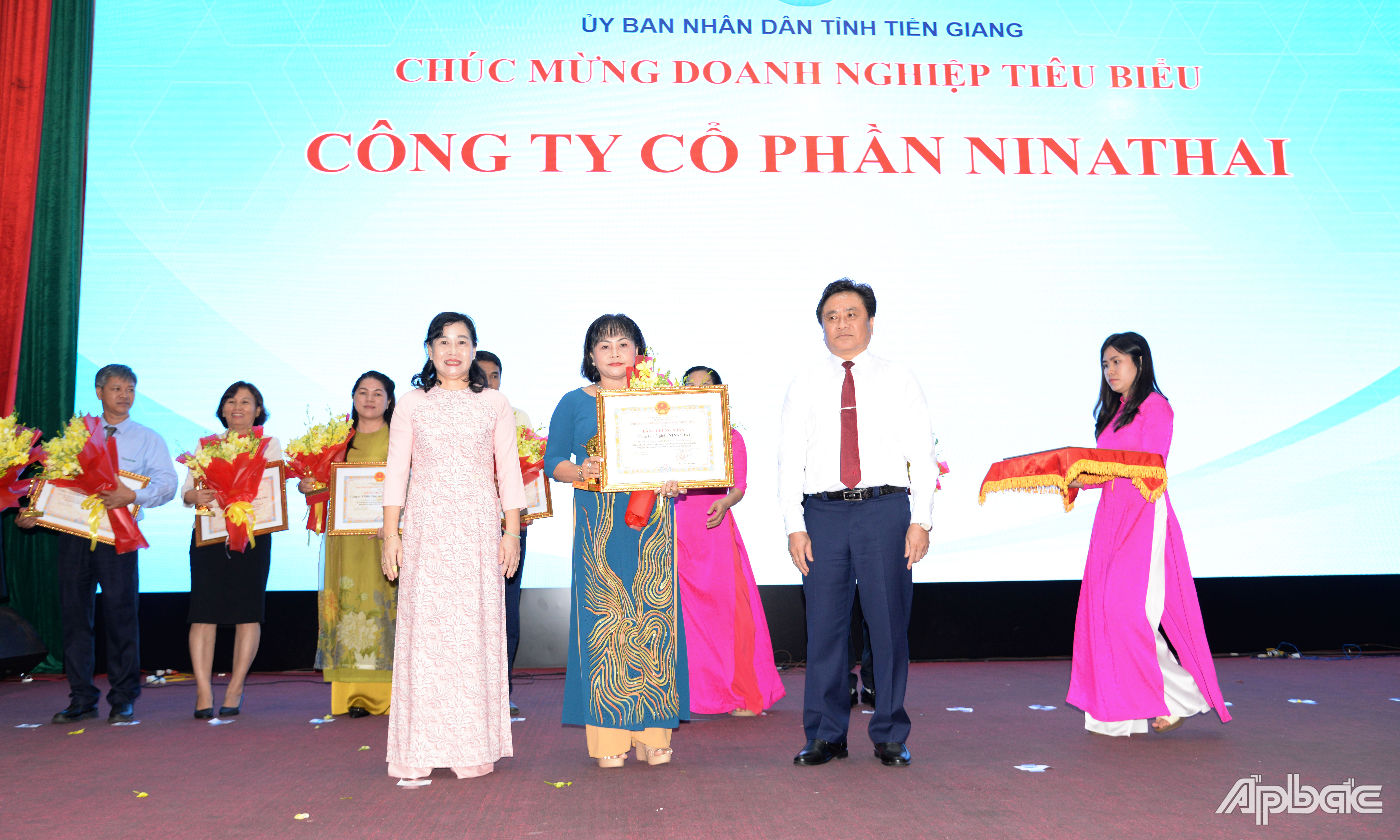 Trao Bằng chứng nhận danh hiệu “Doanh nghiệp hoạt động sản xuất, kinh doanh tiêu biểu trên địa bàn tỉnh Tiền Giang” cho các DN.