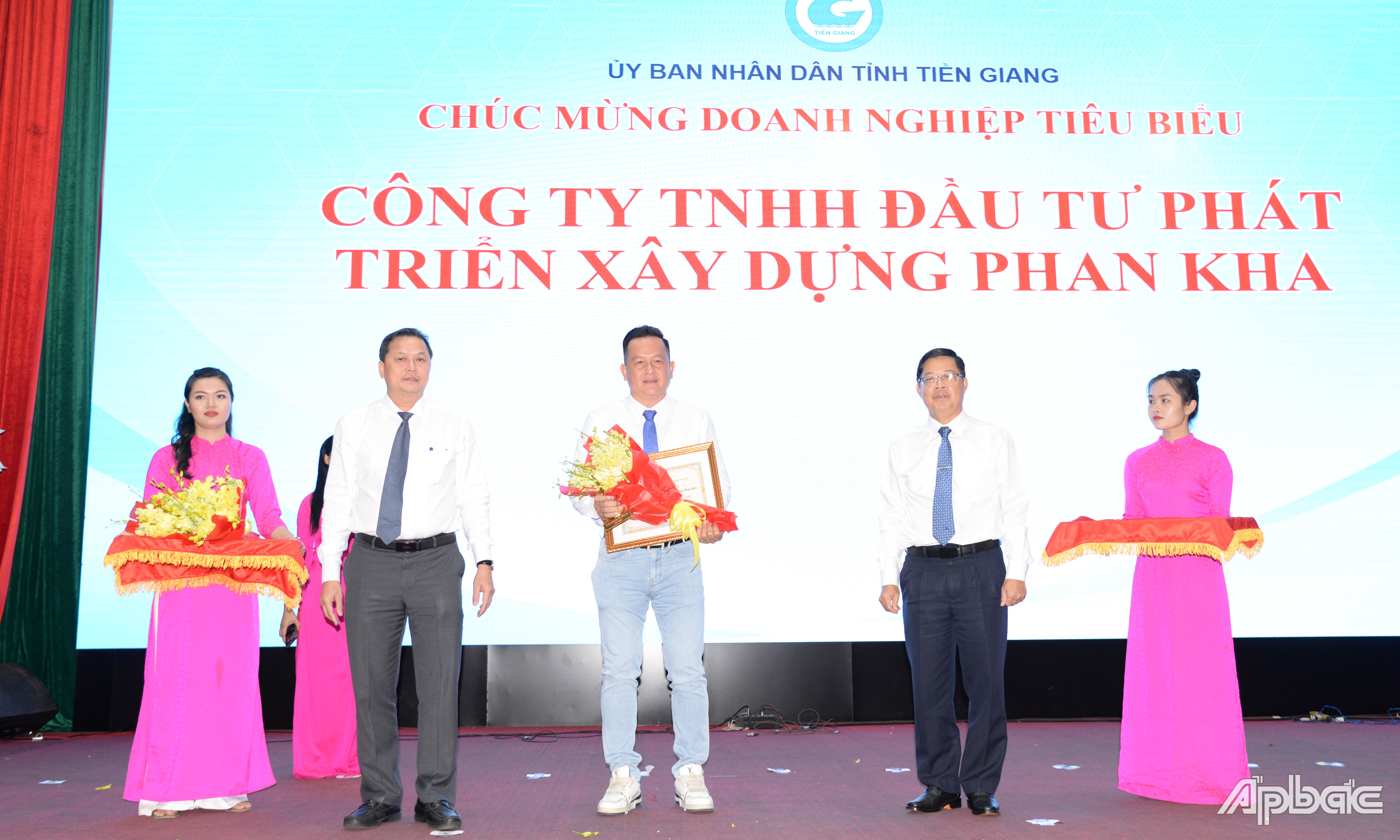 Trao Bằng chứng nhận danh hiệu “Doanh nghiệp hoạt động sản xuất, kinh doanh tiêu biểu trên địa bàn tỉnh Tiền Giang” cho các DN.