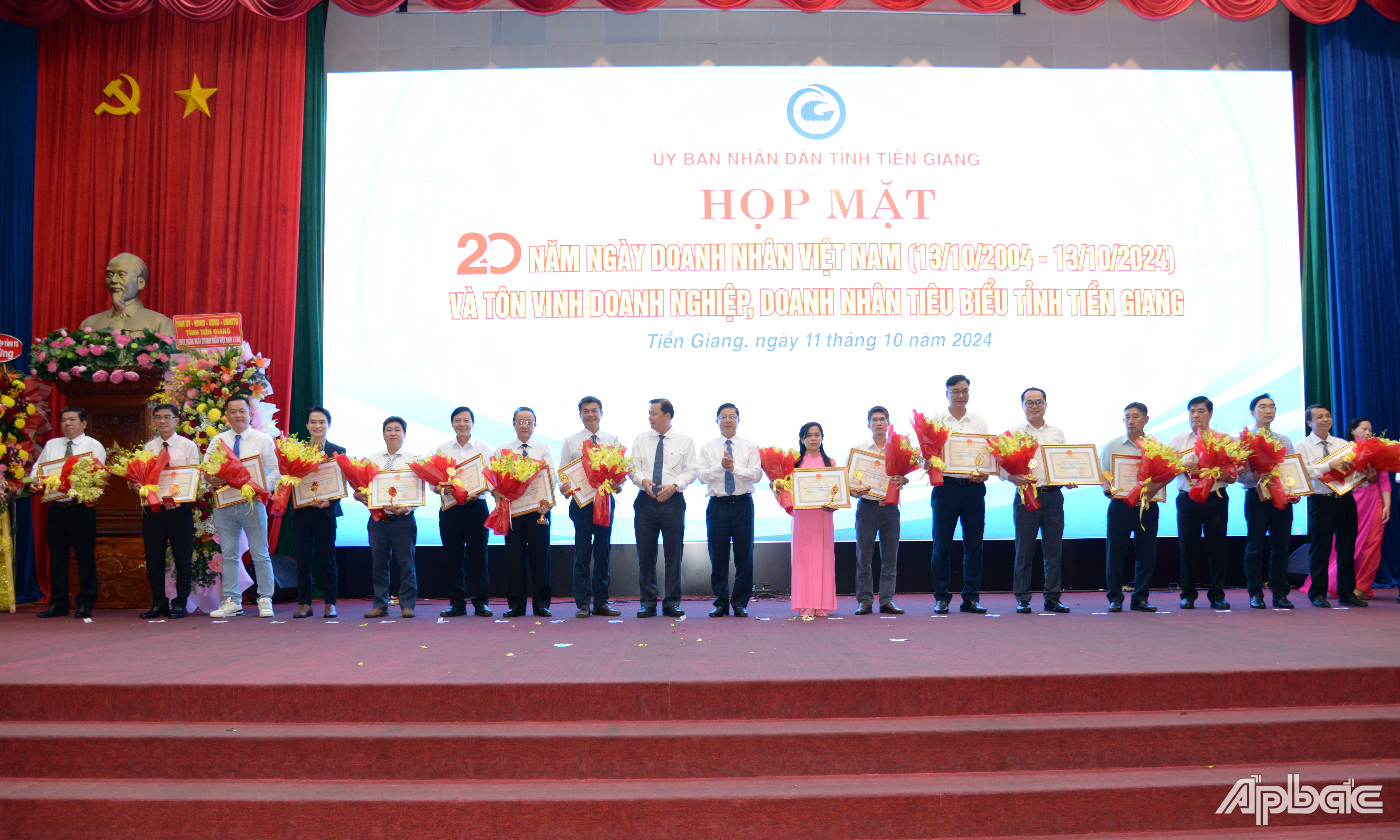 Trao Bằng chứng nhận danh hiệu “Doanh nghiệp hoạt động sản xuất, kinh doanh tiêu biểu trên địa bàn tỉnh Tiền Giang” cho các DN.
