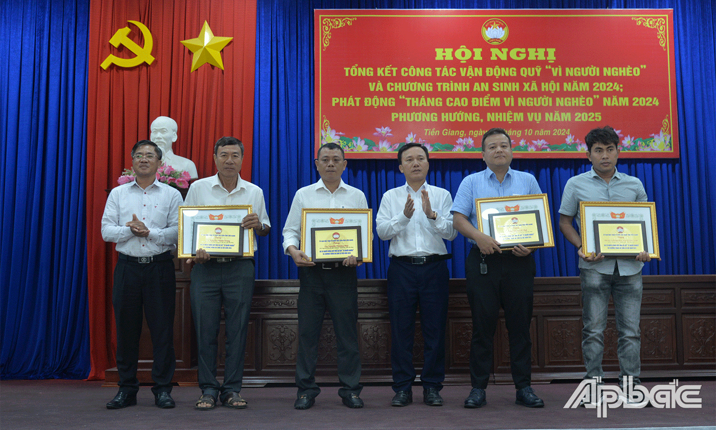 Trao Bằng khen của Uỷ ban MTTQ tỉnh cho các tập thể, cá nhân.