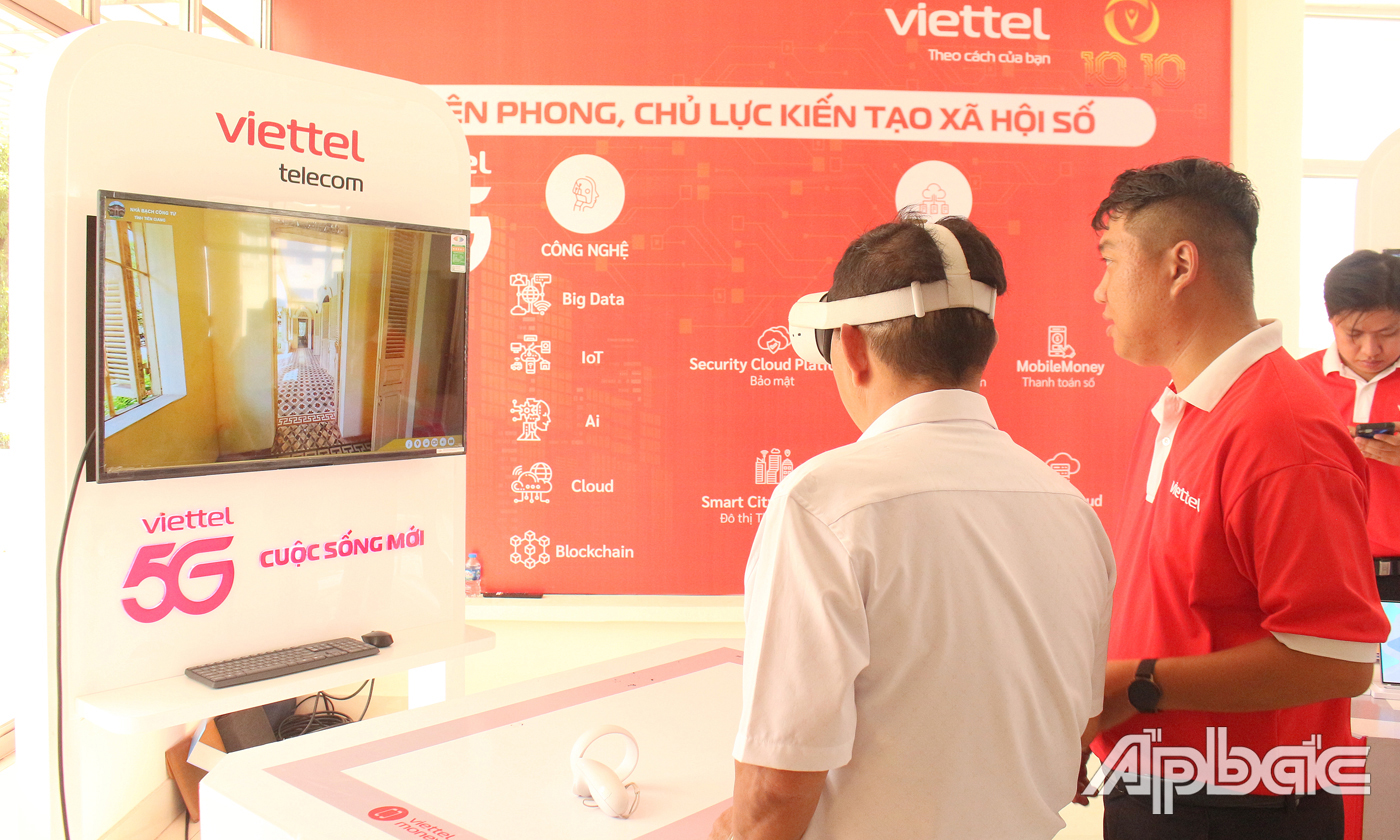 Hưởng ứng “Ngày chuyển đổi số quốc gia” năm 2024 trên địa bàn TP. Mỹ Tho, Viettel Tiền Giang tạo điều kiện cho người dân trải nghiệm không gian số 3D nhà Bạch Công Tử.