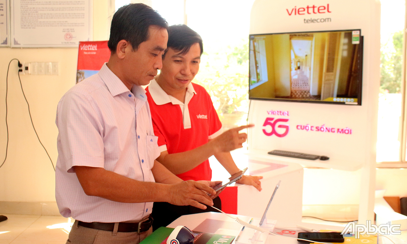 Viettel Tiền Giang giới thiệu về dịch vụ công nghệ 5G cho người dân.