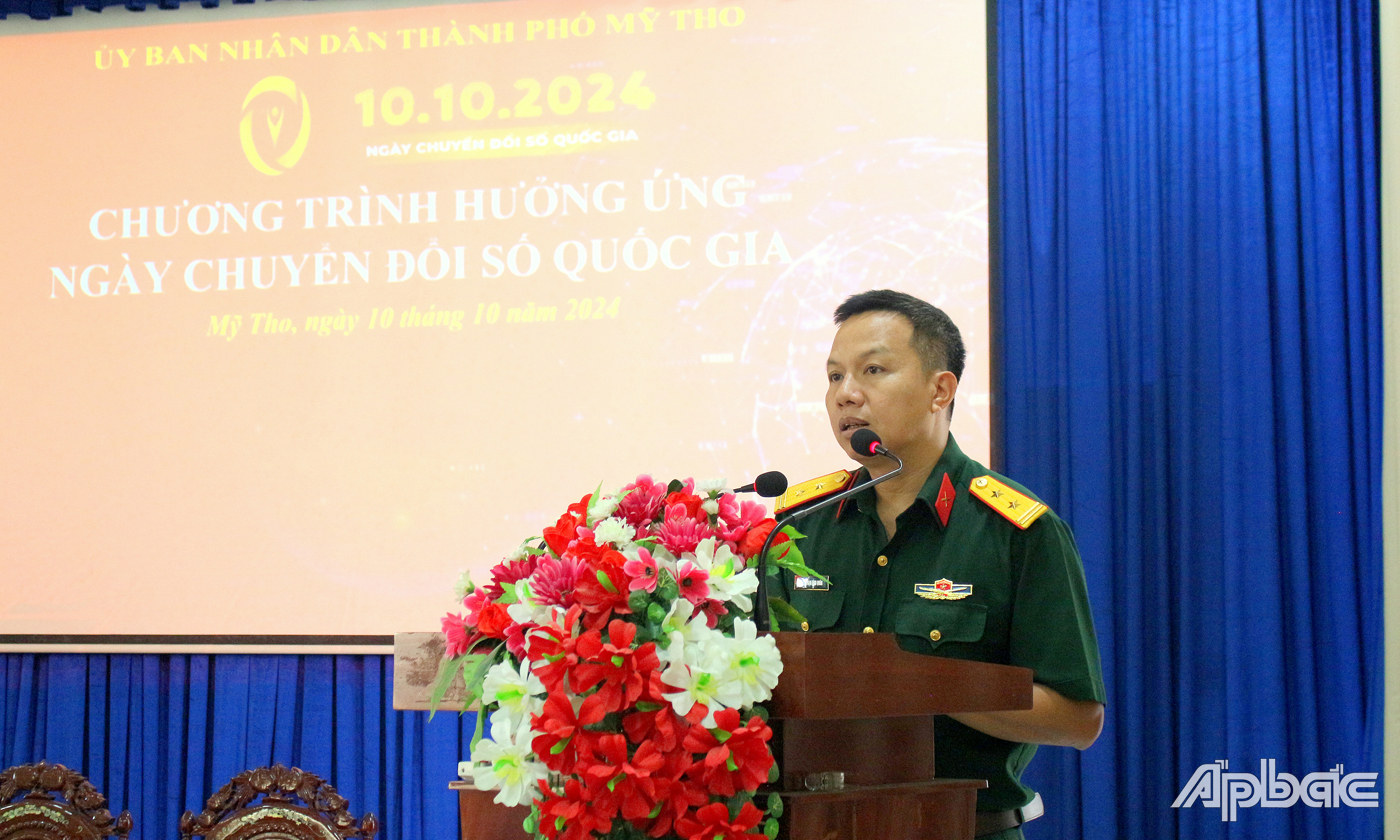 Trung tá Phạm Đình Quân, Phó Giám Đốc Viettel Tiền Giang giới thiệu về công nghệ 5G của Viettel tại chương trình hưởng ứng “Ngày chuyển đổi số quốc gia” năm 2024 trên địa bàn TP. Mỹ Tho.