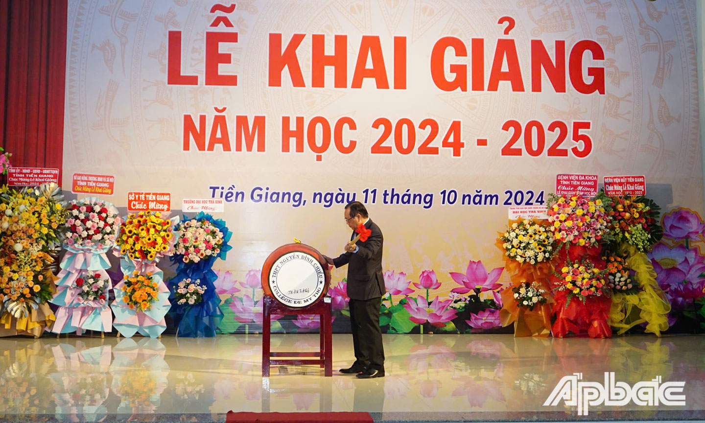 Chú thích ảnh trên: Hiệu trưởng Trường Cao đẳng y tế đánh trống khai giảng năm học mới.