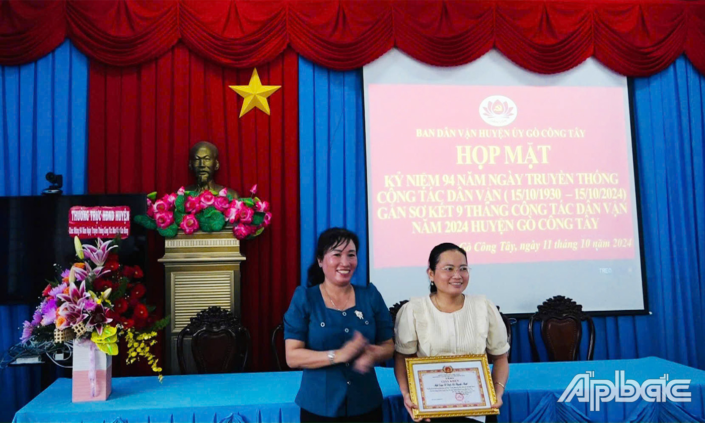 trao giấy khen cho các tập thể đạt thành tích tiêu biểu xuất sắc trong phong trào Dân vận khéo
