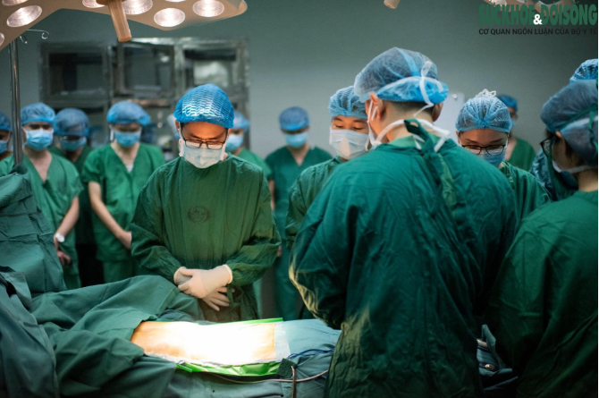 Các y bác sĩ cúi đầu tri ân người hiến tạng tại Bệnh viện Hữu nghị Đa khoa Nghệ An. Ảnh: BVCC