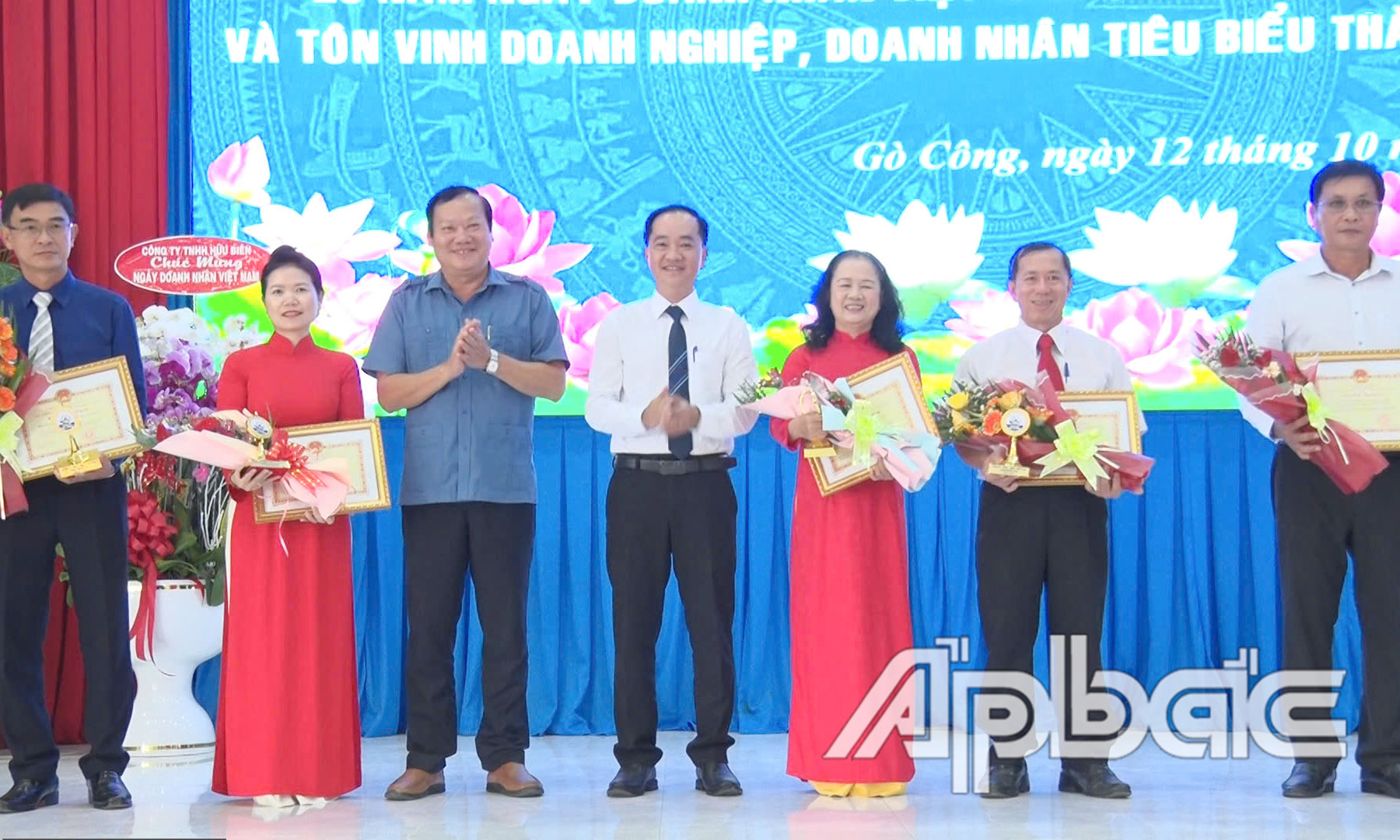 Đồng chí Nguyễn Hữu Lợi và đồng chí Nguyễn Kiên Cường trao tặng giấy khen cho các DN tiêu biểu.