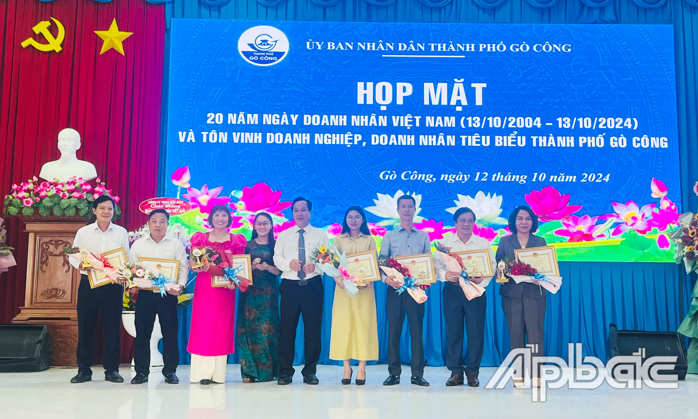  Trao tặng giấy khen cho các DN tiêu biểu.