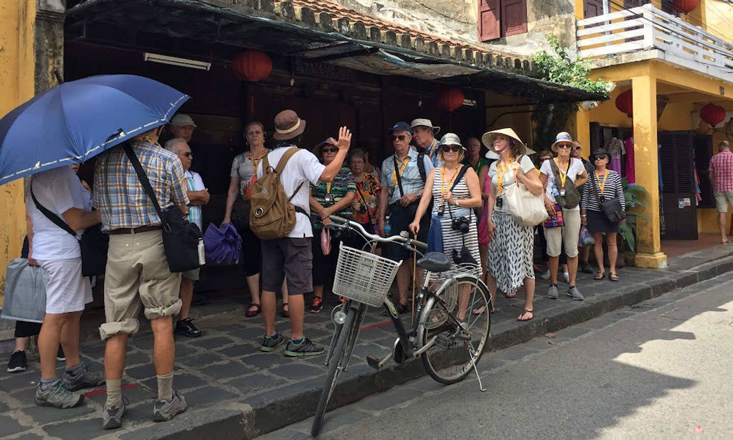 Du khách nước ngoài rất thích đến Việt Nam để tìm hiểu lịch sử, văn hóa.