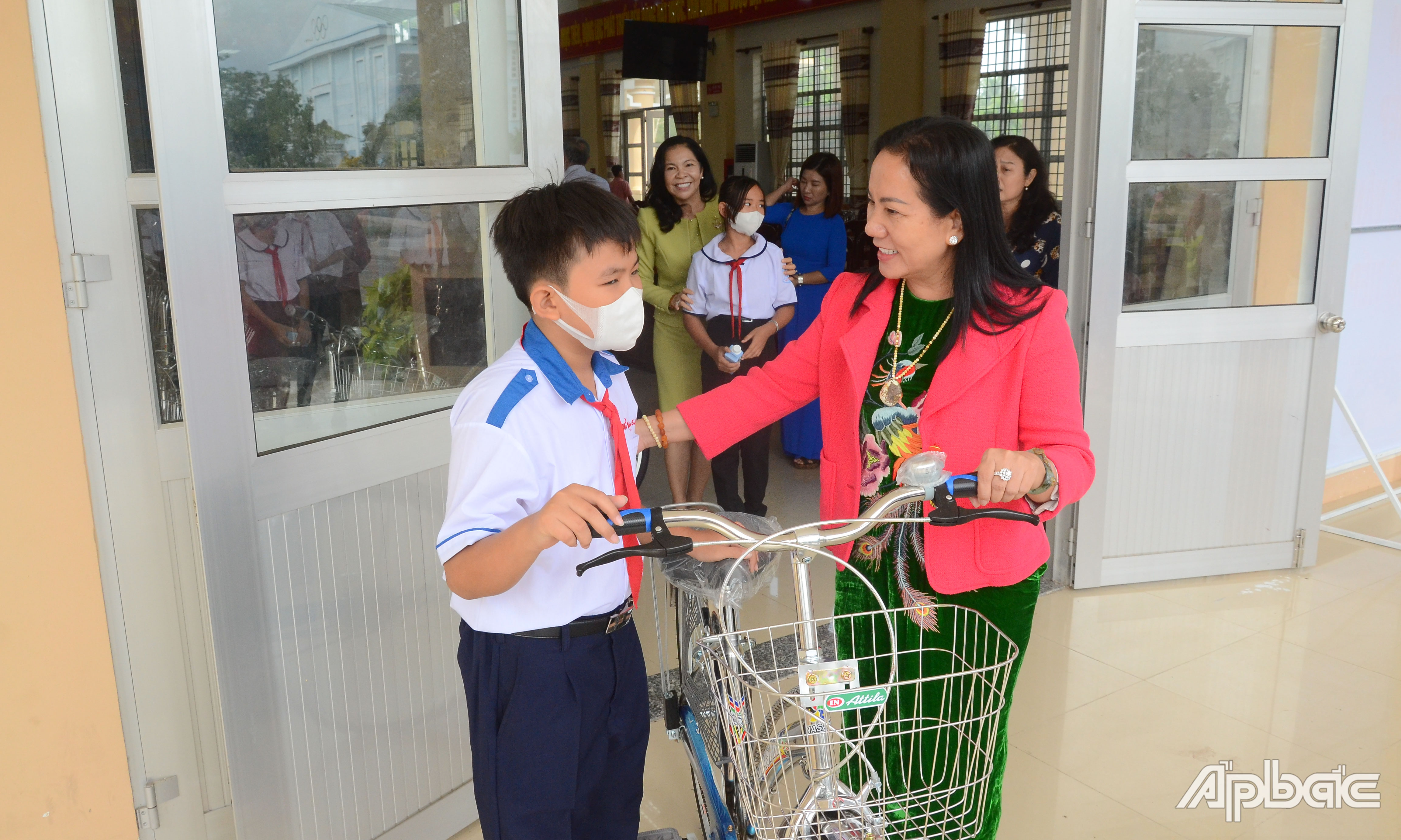 Chi hội Nữ Doanh nhân Tiền Giang trao tặng xe đạp cho trẻ em có hoàn cảnh khó khăn tại huyện Chợ Gạo.