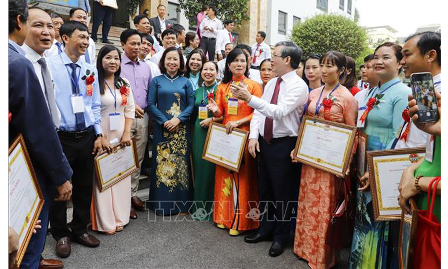 Chủ tịch Trung ương Hội Nông dân Việt Nam Lương Quốc Đoàn nói chuyện với các nông dân Việt Nam xuất sắc. Ảnh: TTXVN phát