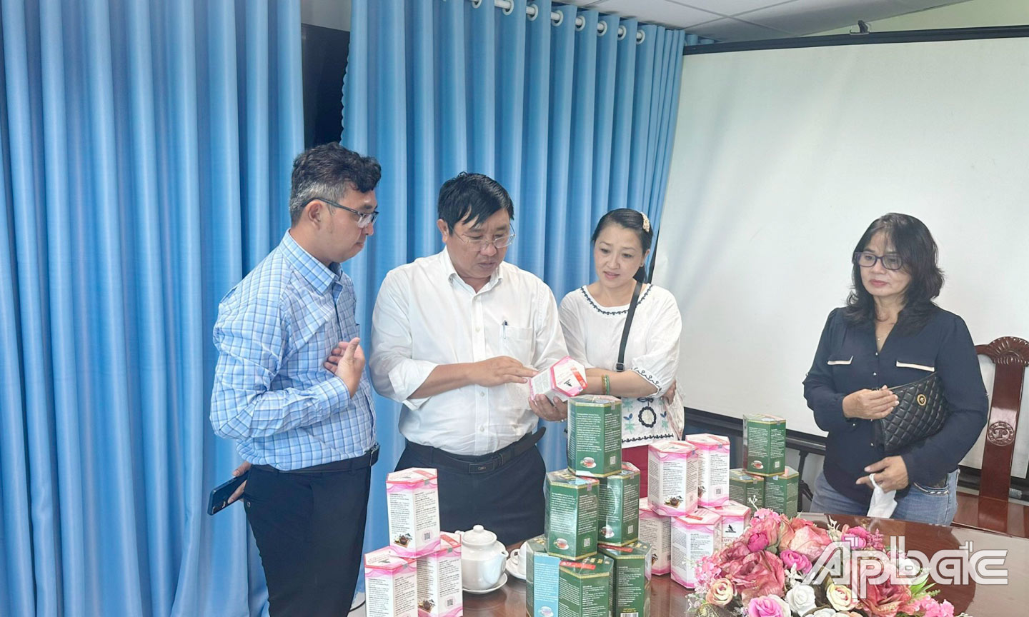Lãnh đạo Sở Công thương tìm hiểu về sản phẩm trà “Hạnh phúc” của Cơ sở sản xuất Thương mại Dịch vụ quốc tế Dược Vương Cung. 