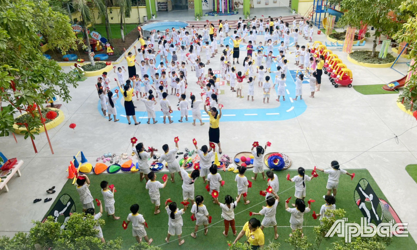 Trường Mầm non 3-2, TX. Cai Lậy được xây dựng khang trang, sạch đẹp  đáp ứng tốt yêu cầu  nuôi, dạy trẻ. 
