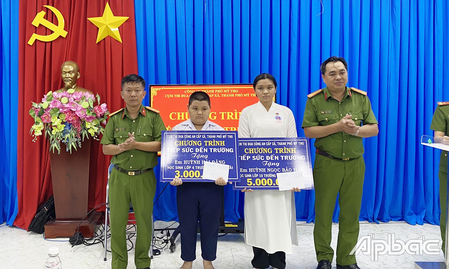 Công an Phường 4 và Phường 7 trao học bổng cho 2 em học sinh.