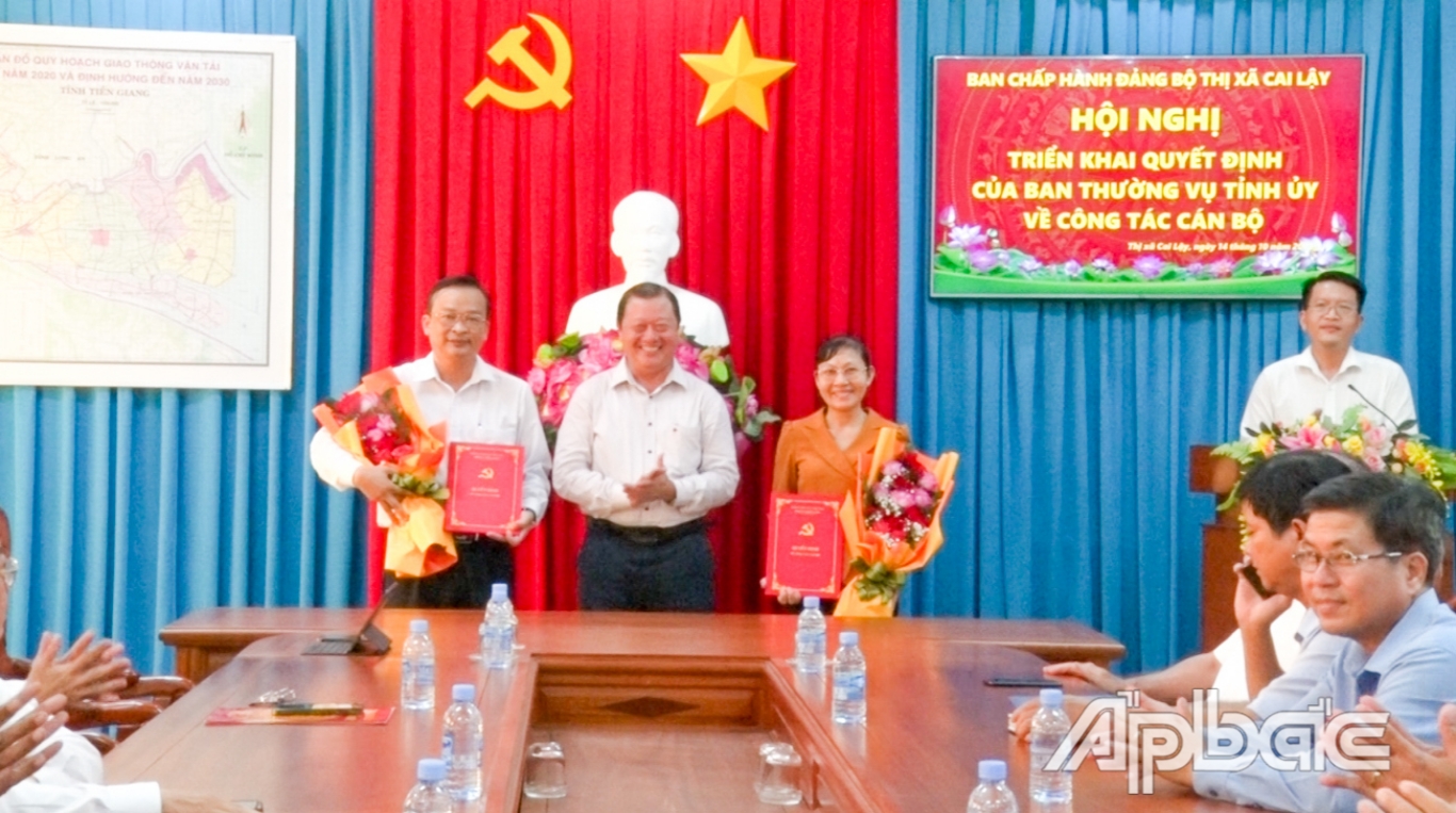  Đồng chí Phan Phùng Phú trao Quyết định và tặng hoa chúc mừng 2 đồng chí được bầu bổ sung Ủy viên Ban Thường vụ Thị ủy Cai Lậy, nhiệm kỳ 2020 - 2025.