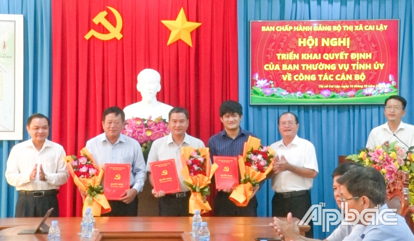 Đồng chí Phạm Văn Vạn và đồng chí Trần Văn Thức trao Quyết định của Ban Thường vụ Tỉnh ủy và tặng hoa chúc mừng các đồng chí được chỉ định tham gia Ban Chấp hành Đảng bộ TX. Cai Lậy, nhiệm kỳ 2020 - 2025.