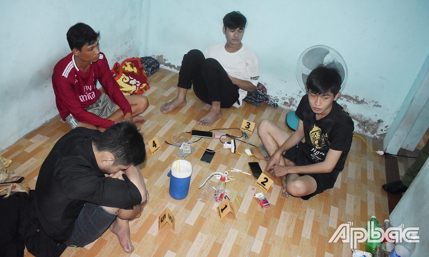 Bắt quả tang 04 đối tượng có hành tàng trữ, sử dụng trái phép chất ma túy