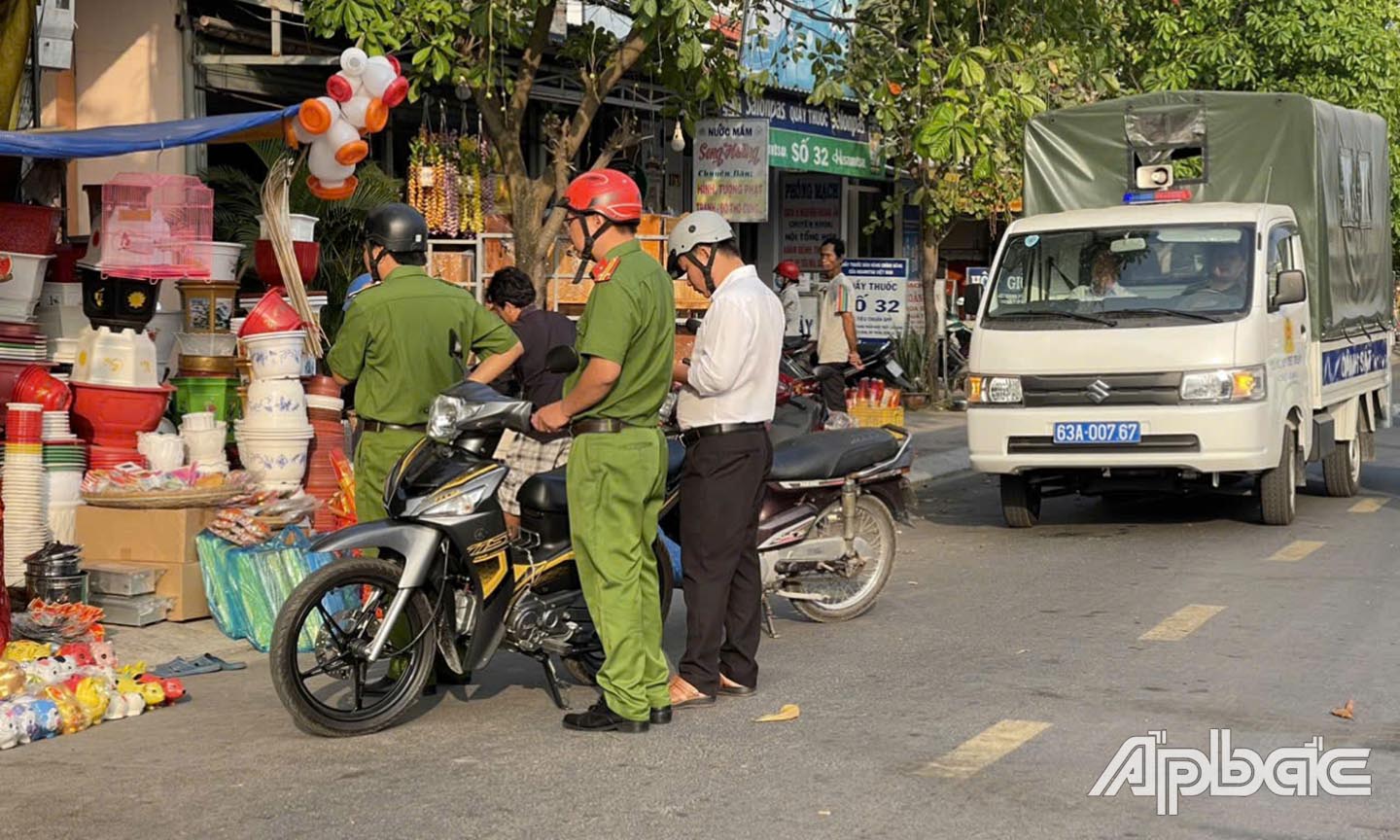Ra quân xử lý vi phạm hành lang ATGT đường bộ.