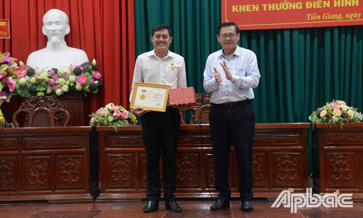Đồng chí Đỗ Tấn Hùng trao Kỷ niệm chương của Ban Dân vận Trung ương cho Bí thư Tỉnh đoàn Nguyễn Quang Minh.