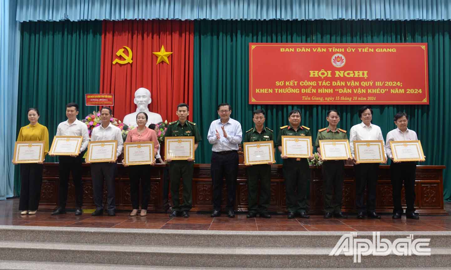 Đồng chí Đỗ Tấn Hùng trao giấy khen của Ban Dân vận Tỉnh ủy cho các tập thể có thành tích trong thực hiện mô hình dân vận khéo.