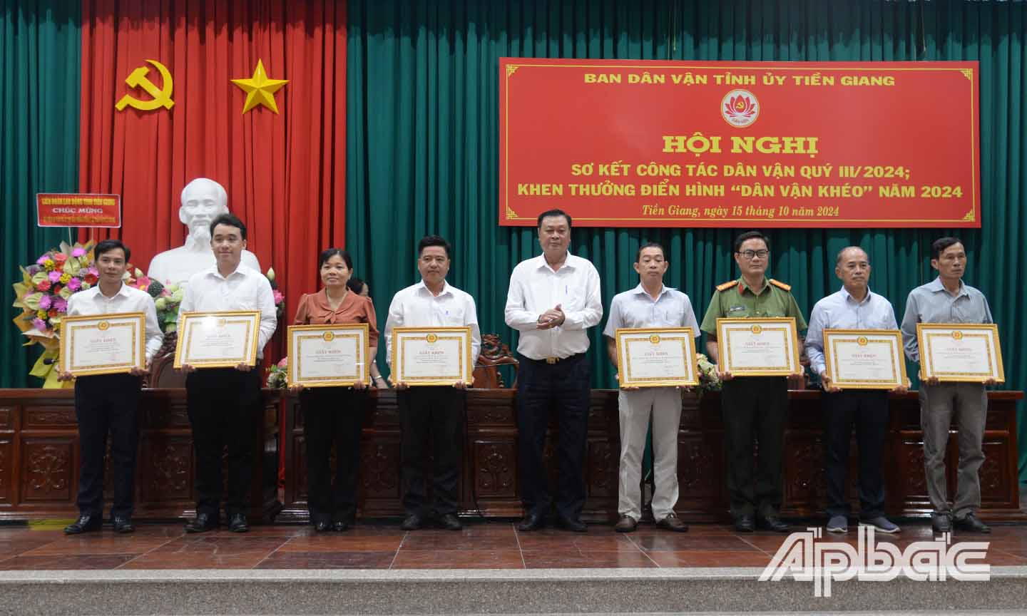 Lãnh đạo Ban Dân vận Tỉnh ủy trao giấy khen cho các tập thể xuất sắc.