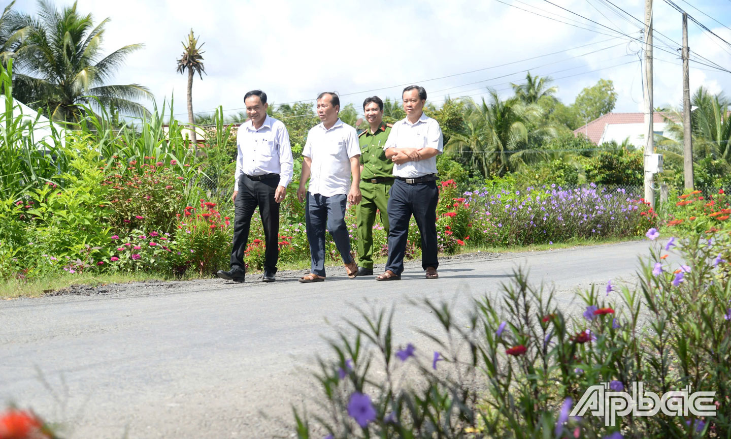 Văn phòng Điều phối Chương trình khảo sát một tuyến đường hoa tại xã Vĩnh Hựu, huyện Gò Công Tây.