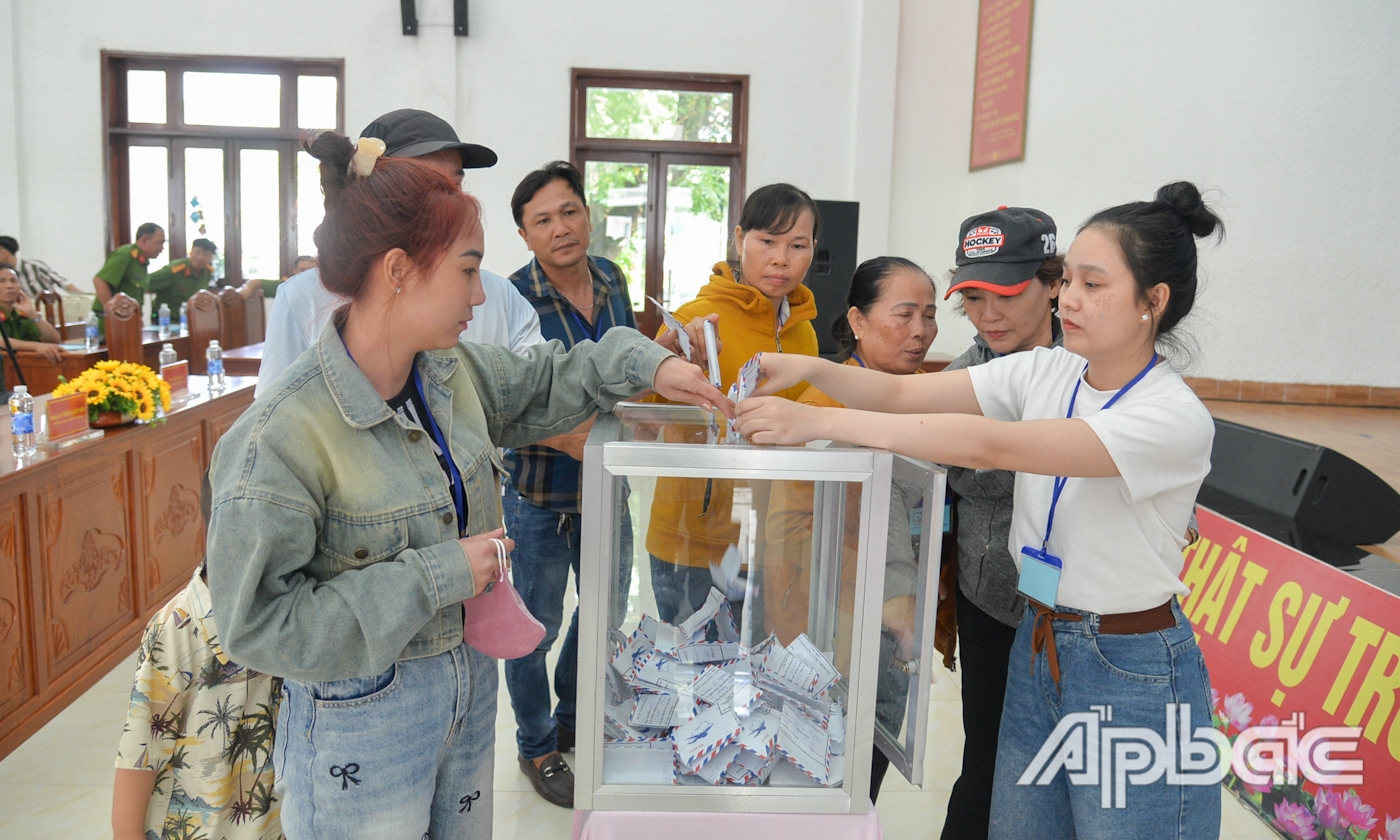 Đóng góp vào Quỹ “Tấm lòng vàng”.