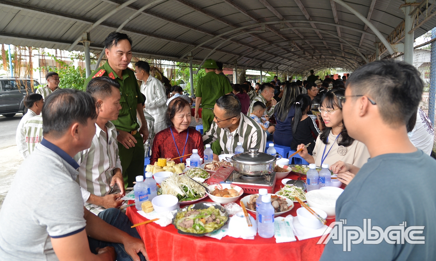 Bữa cơm giữa phạm nhân và thân nhân.