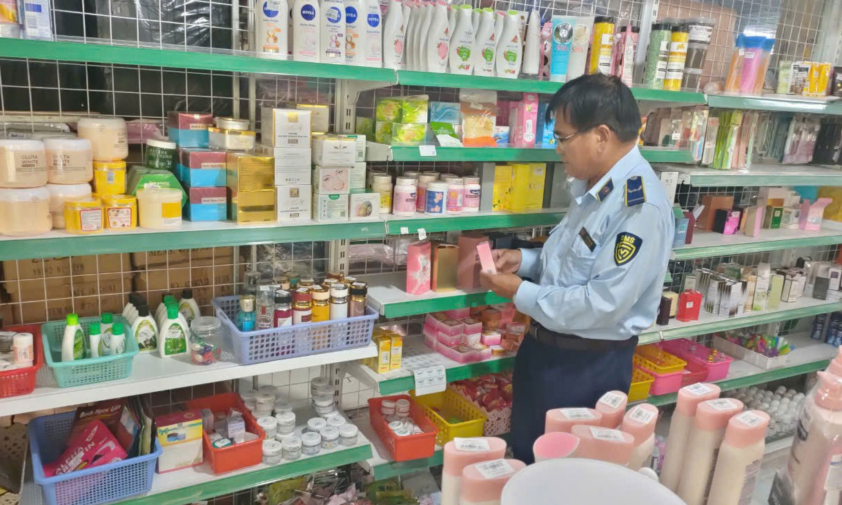 Đoàn kiểm tra lập biên bản, tạm giữ hàng hóa không rõ nguồn gốc, xuất xứ.