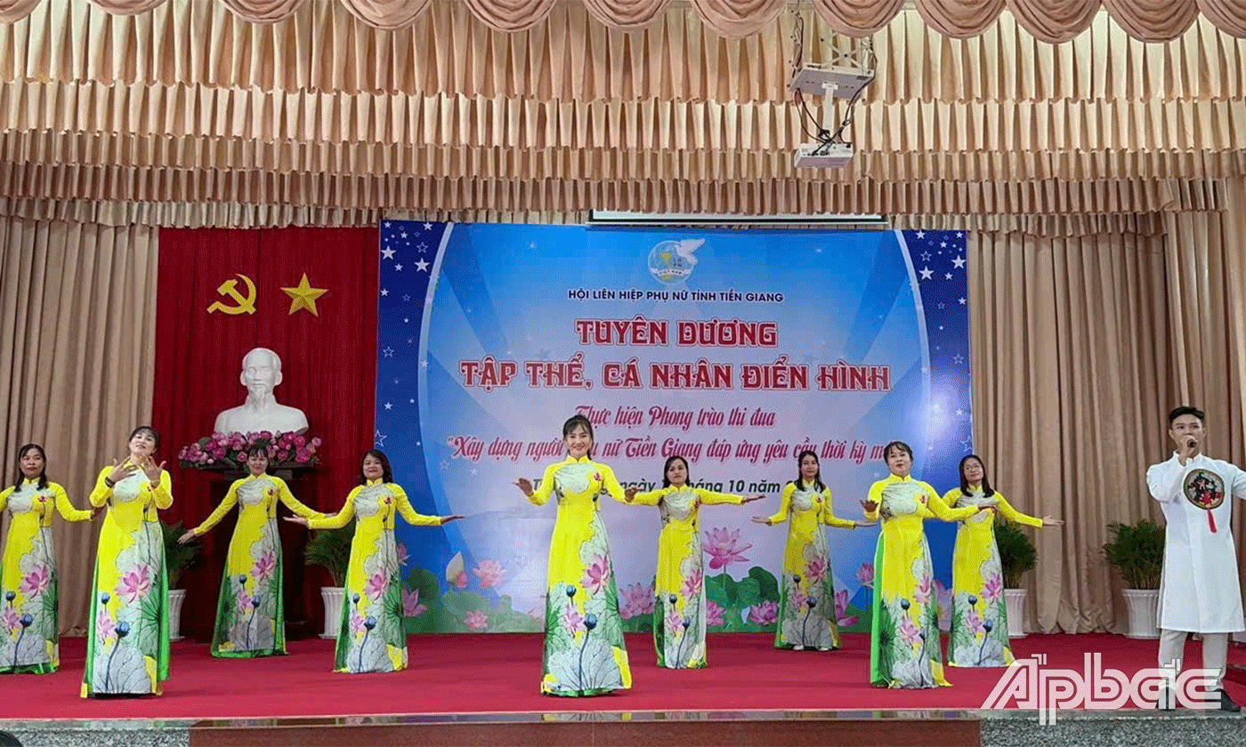 Câu lạc bộ Dân vũ thể thao huyện Chợ Gạo đã biểu diễn giao lưu tiết mục “Một vòng Việt Nam” 