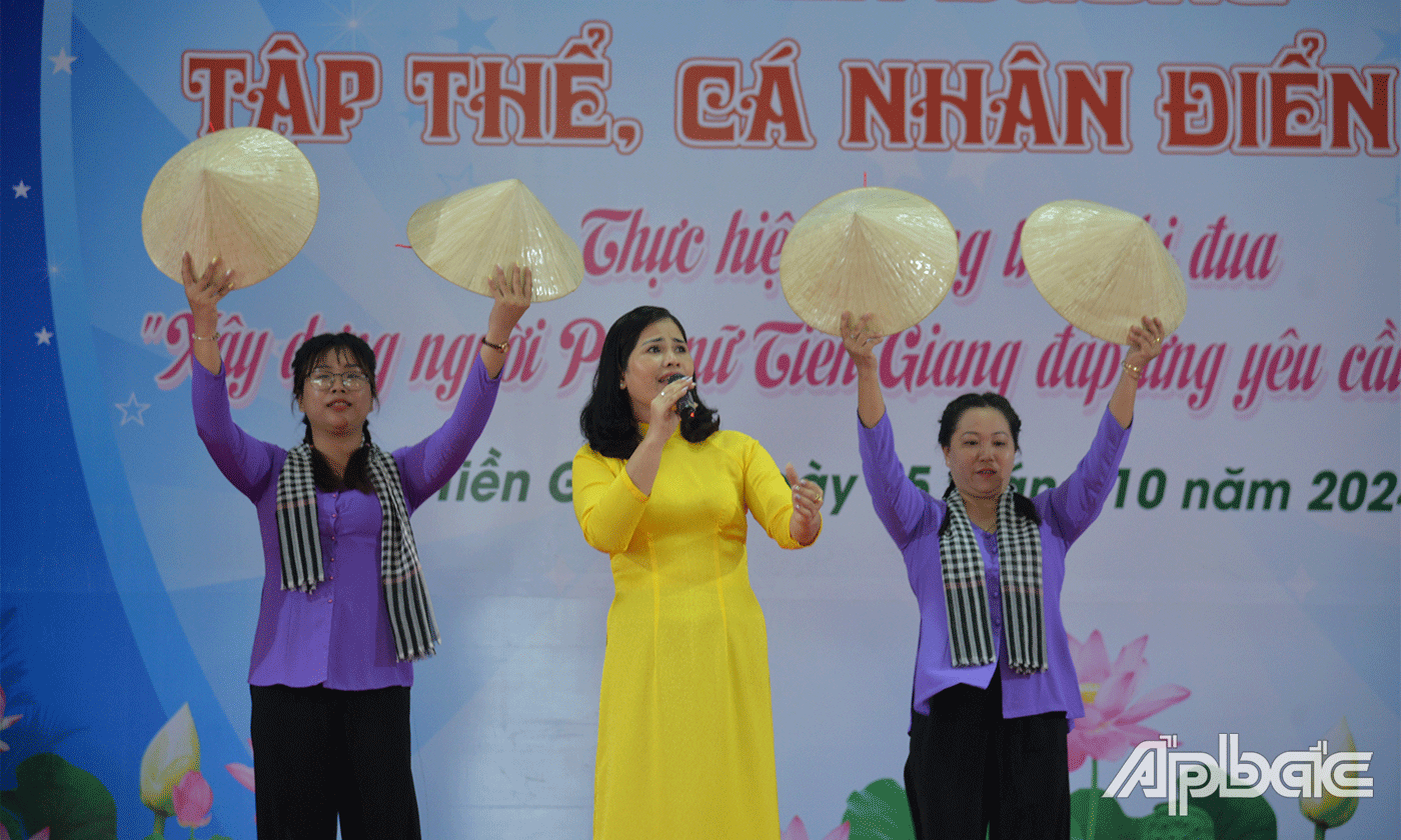 Chị Huỳnh Thị Diễm đã giao lưu qua tiết mục hát Những cô gái đồng bằng Sông Cửu Long.