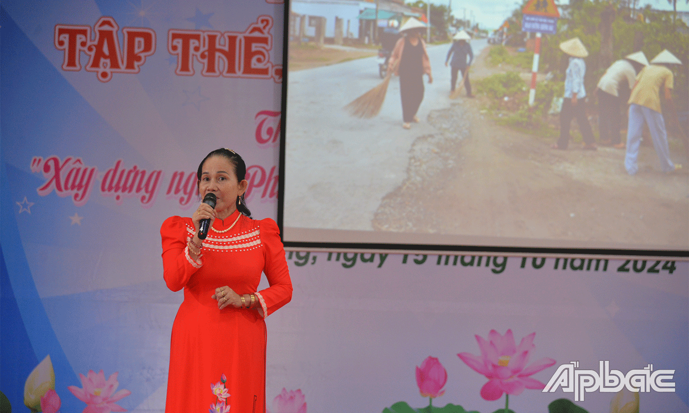 Chị Nguyễn Thị Thuỳ Trang, Chủ tịch Hội LHPN xã Tân Hoà Thành, huyện Tân Phước đã trình bày 1 bài thơ do mình tự sáng tác.
