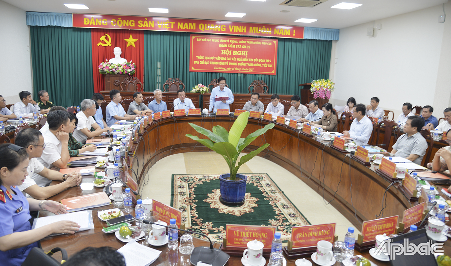 Đồng chí Nguyễn Văn Danh, Bí thư Tỉnh ủy Tiền Giang tiếp thu ý kiến góp ý của đoàn kiểm tra