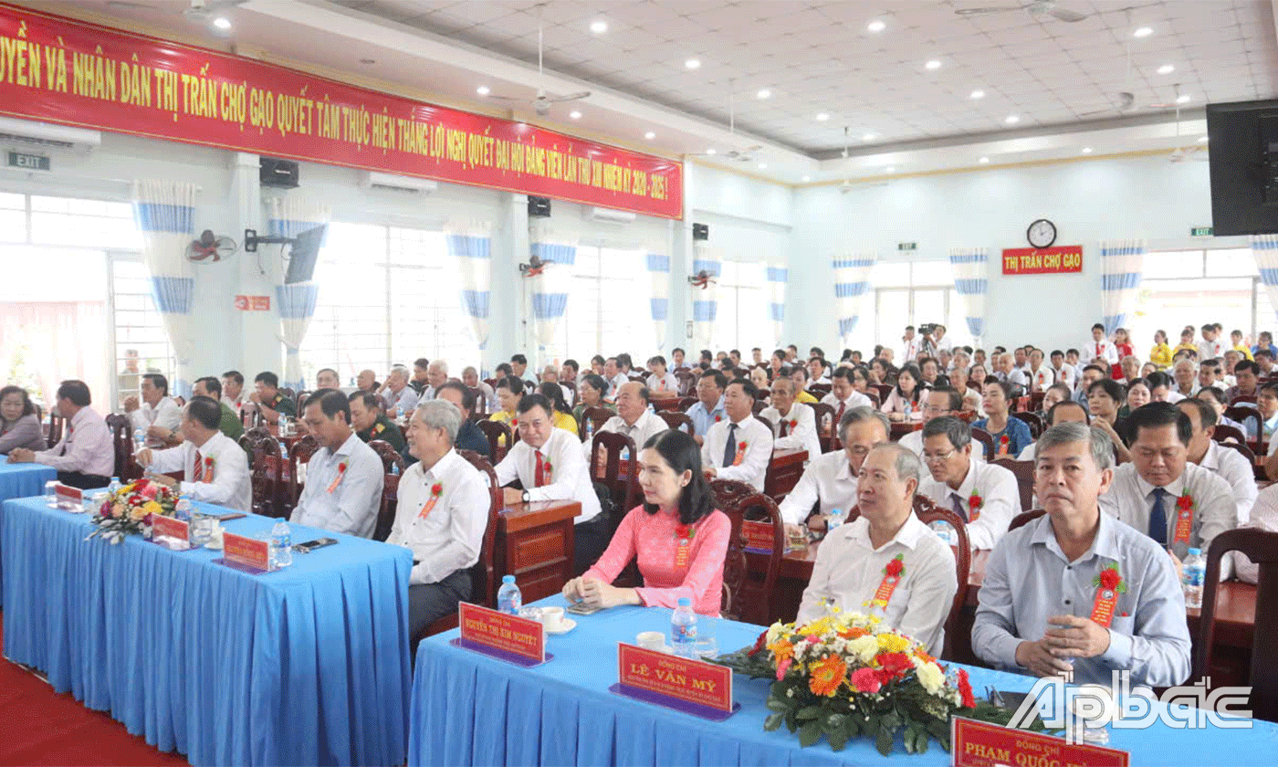 Đại biểu dự lễ.
