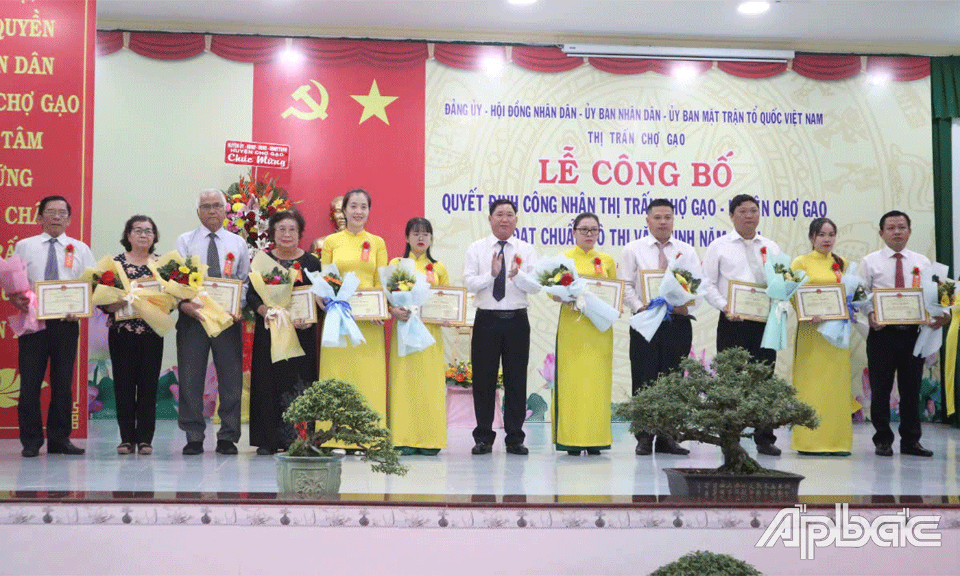 Khen thưởng cho các tập thể, cá nhân đã có thành tích xuất sắc trong quá trình xây dựng thị trấn Chợ Gạo đạt chuẩn văn minh đô thị năm 2024.