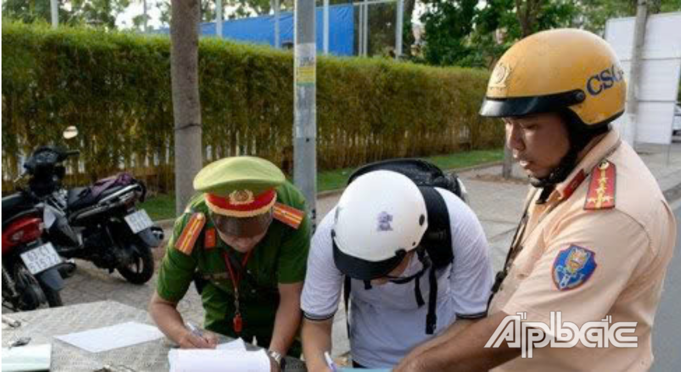 Công an TP. Mỹ Tho xử lý học sinh vi phạm giao thông.