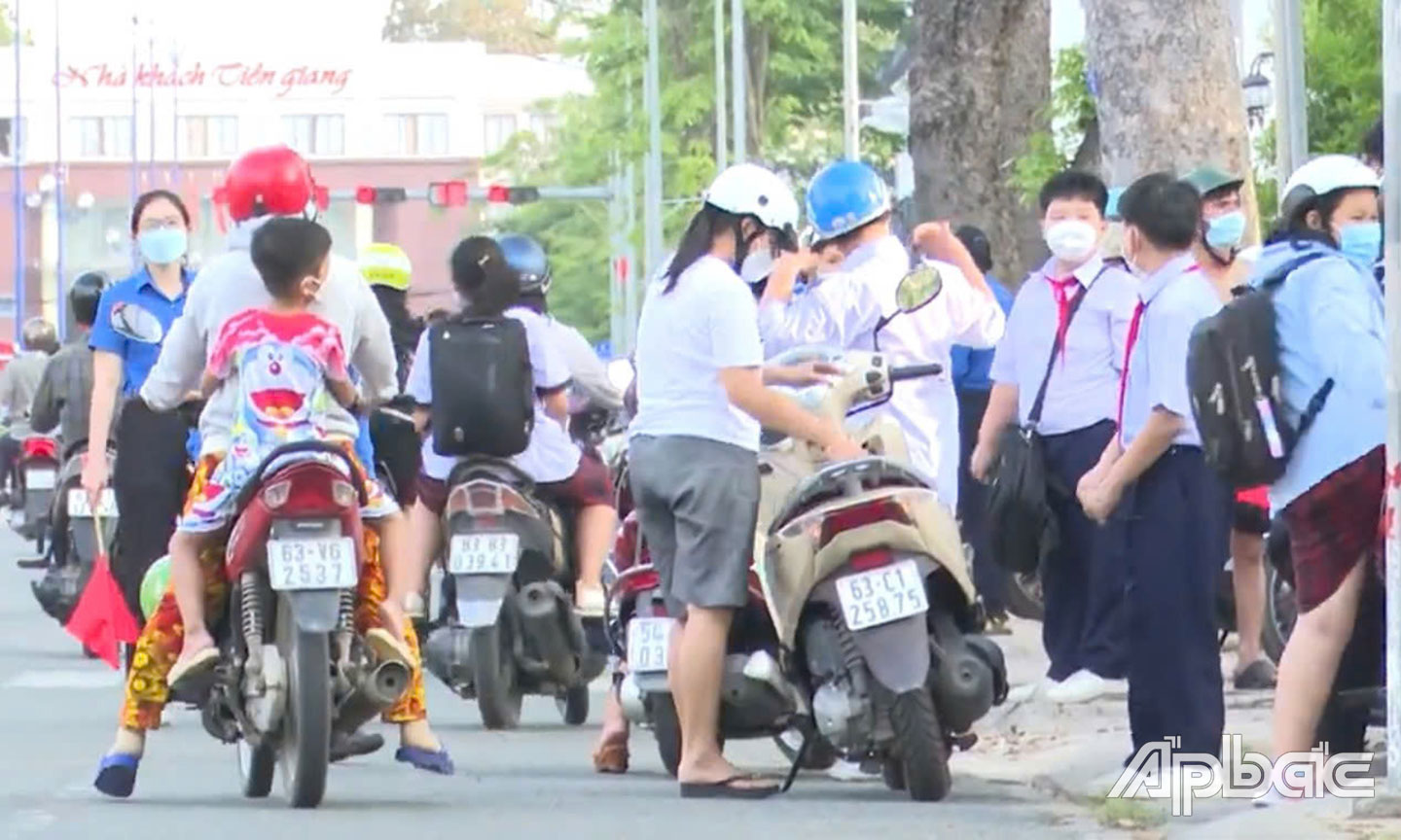 Phụ huynh rước con sau giờ tan trường trên đường Hùng Vương, TP. Mỹ Tho.