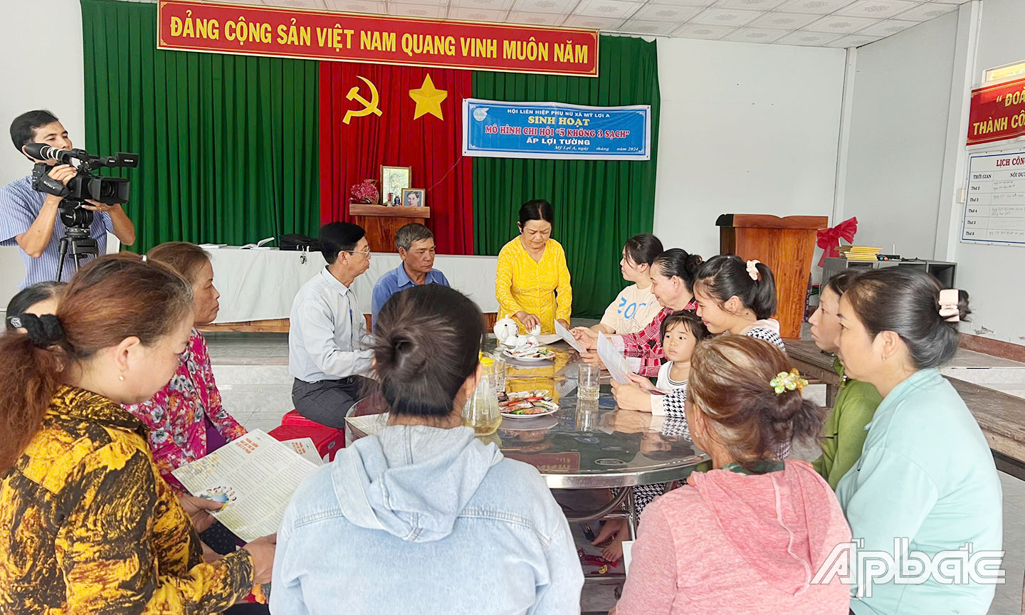 Bà Lê Thị Thanh Hằng (đứng) Chi hội trưởng Phụ nữ ấp Lợi Tường.