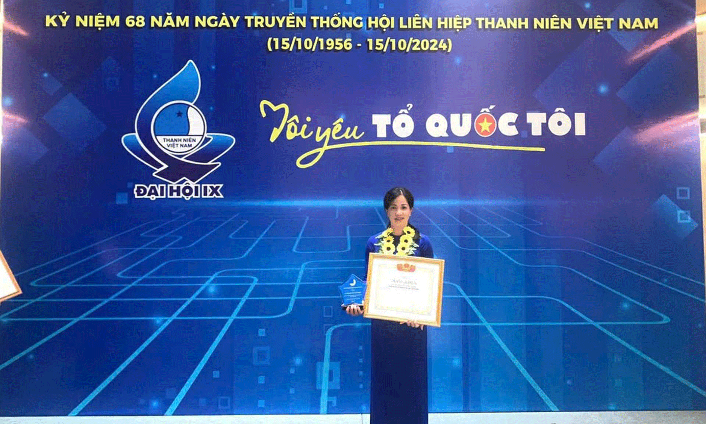 Chủ tịch Hội LHTN Việt Nam huyện Châu Thành Nguyễn Thị Kim Tuyền nhận Giải thưởng “15 tháng 10”  của 