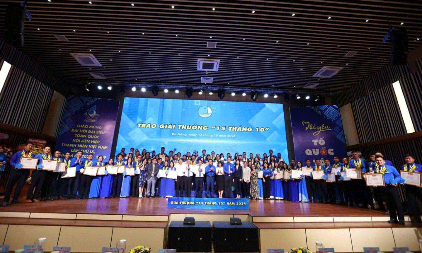Các cán bộ hội nhận Giải thưởng 