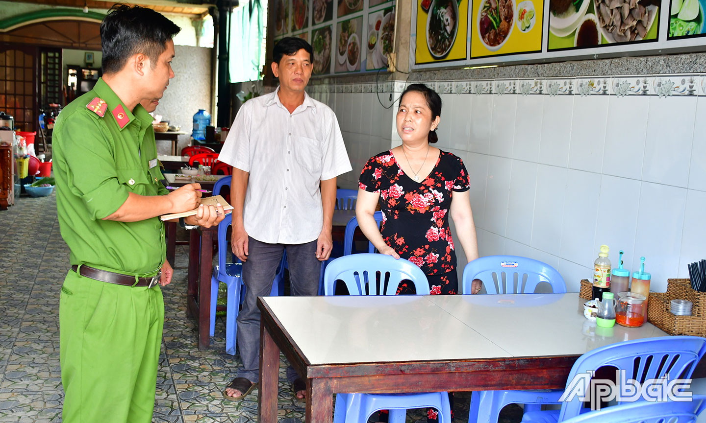 Chị Nguyễn Thị Bạch Yến trao đổi với Công an xã. Ảnh Đặng Thanh