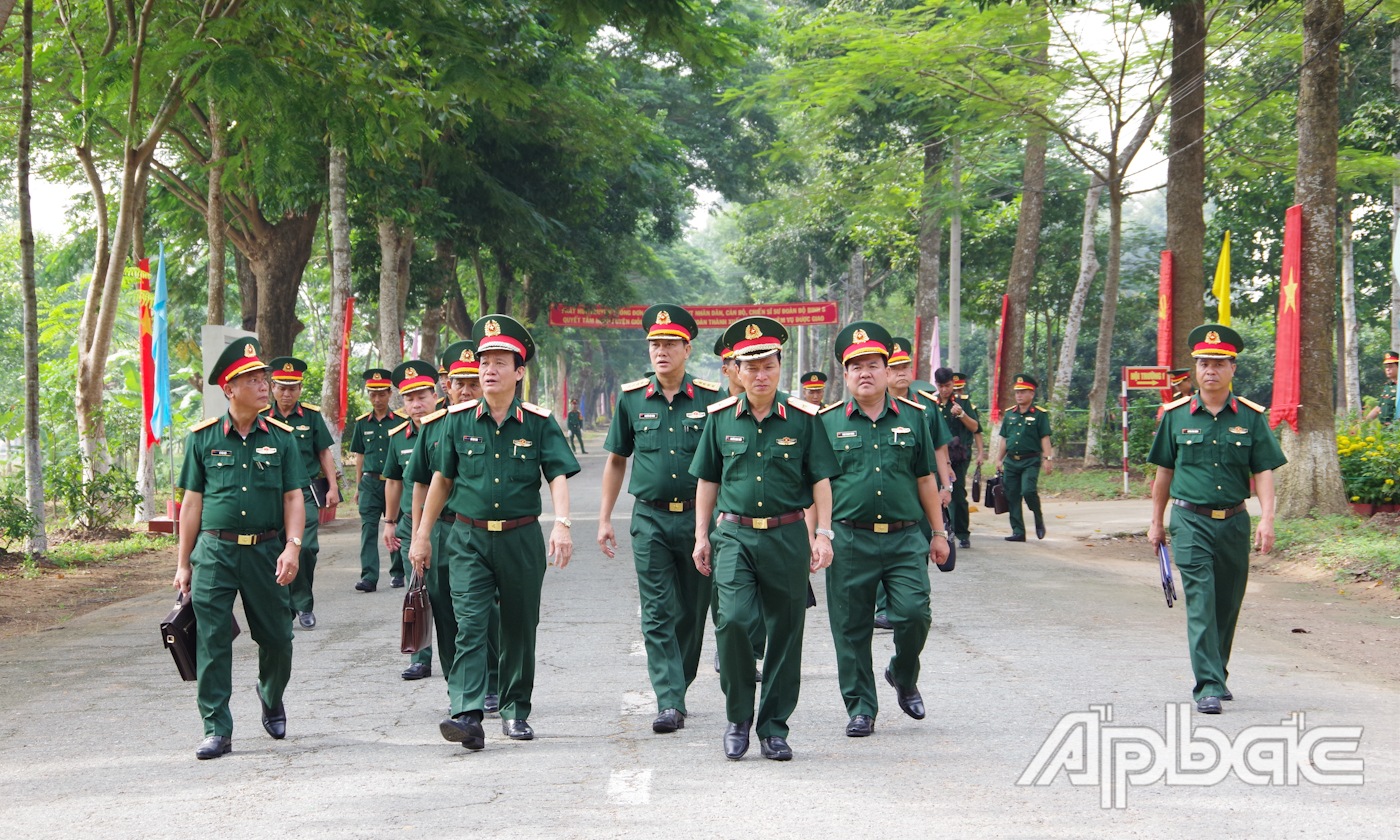 Thiếu tướng Hồ Văn Thái, Chính ủy Quân khu 9 kiểm tra thực tế các hoạt động chào mừng kỷ niệm 50 năm Ngày truyền thống Sư đoàn.